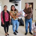 Entrega Melchor y Martha bolsas de dulces a las escuelas primarias de Ocampo